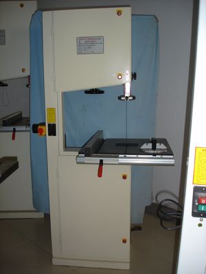 La banda de madera vertical 2HP vio la sierra de cinta para corte de metales de nueva madera de la condición