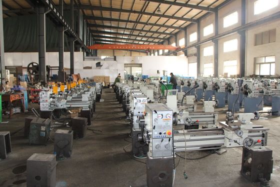 Torno del banco del metal de la estructura de la pared del doble del torno 230V del metal del CNC C6241